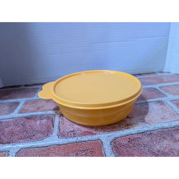 Lot of 2 Tupperware 2415B Cereal Bowls and Lids Seals Lime Green & Orange - Picture 7 of 7